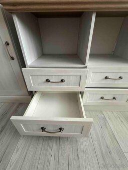 Jídelní a obývací nábytek - 8