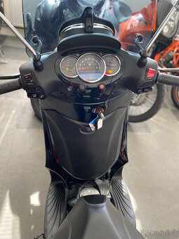 Piaggio Beverly 300 ABS POLICE = LIMITOVANÁ EDICE - 8