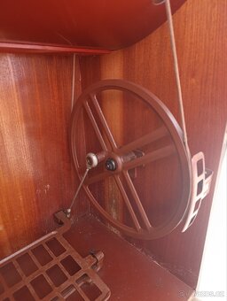 Šicí stroj ve skříni Lada - 8