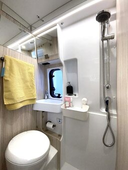 Komfortní obytný vůz pro 4 osoby - 8