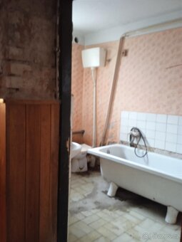 Prodej dvougeneračního domu se zahradou, sklepem a půdou - 8