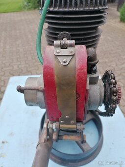 Švýcarský motor Zurcher 250 - 8