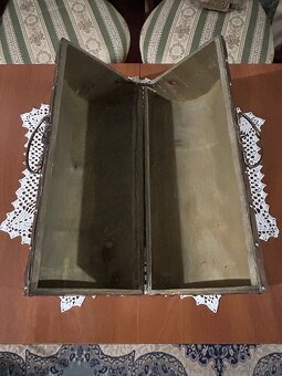 Stylový dřevěný kufřík s mosaznými detaily – unikátní kus - 8