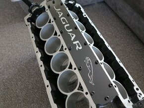 Konferenční stolek z bloku motoru V12 Jaguar - 8