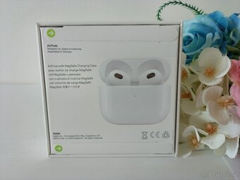 Apple AirPods 3 s nabíjecím pouzdrem MagSafe. - 8