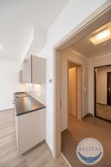 Pronájem nezařízeného bytu 1+kk 34 m² + 6 m² + balkon, Praha - 8