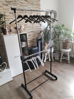 Dvou tyčový věšák na oblečení s ramínky - 8