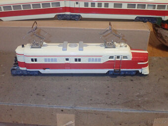 Rychlík Märklin H0 ST800, třídílný, slonovinově červená s or - 8