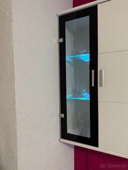 Dvě závěsné skřínky na zeď - 8