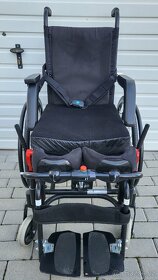 invalidni vozík 40cm 44cm s elektrickou vertikalizaciou - 8