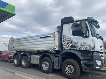 MERCEDES BENZ AROCS 3240 8x4 třístranný sklápěč - 8