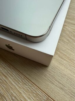 iPhone 15 pro max Přírodní Titan 256gb - 8