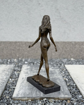 Exkluzivní bronzová socha Žena v kroku umělecký dekor - 8