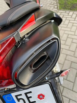 Aprilia Dorsoduro 750 Factory - 8