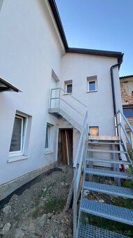Pronájem prostorného bytu 5+1 včetně zahrádky - 8