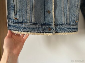 Krásná teplá bundička Levi’s s kožíškem - 8