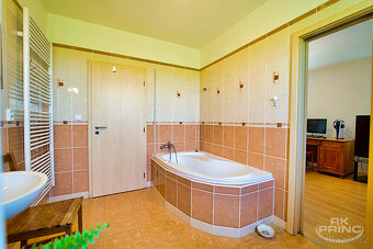 Prodej rodinného domu 4+kk na pozemku 868 m2, obec Škvorec, - 8