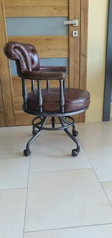 retro otočné křeslo ve stylu Chesterfield - 8