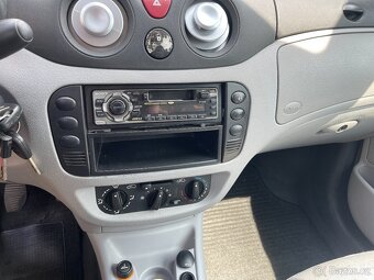Prodám Citroen C3 1.1 i,44 kw, r.v.2002, najeto 239 200 km - 8
