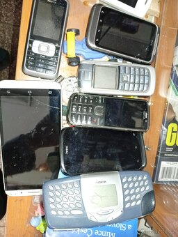 Predám okolo 700ks mobilov - 8