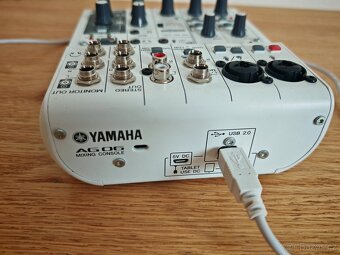 Yamaha AG 06, Yamaha HS8, stojani na monitory - 8