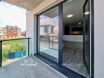 Pronájem prostorného a slunného bytu 2+kk o velikosti 80 m2 - 8