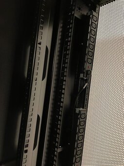 Rack skříň HP 42U 10642 G2 s PDU, plně vybavena - 8