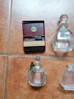 Staré flakóny, broušené sklo - 8