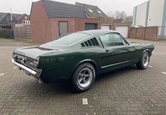 Ford Mustang Fastback - 8