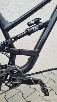 YT Capra 29 CORE, Vzduch. tlumiče FOX, SRAM NX 1x12, Rám L - 8