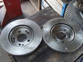 Prodám brzdové kotouče Mercedes Benz - 8