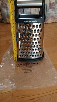 Struhadlo KitchenAid čtyřstranné se zásobníkem - 8