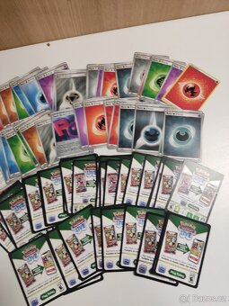 Prodám kartičky Pokémon 561kusu plus funko cena 1000 - 8