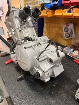 Aprillia/BMW - motor Rotax 650 - 8