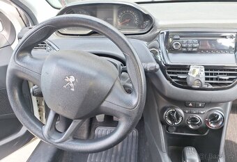 Peugeot 208 - 8
