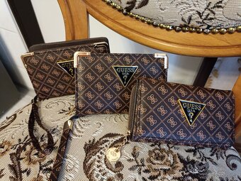 Kabelka Guess s peněženkou a popruhem. - 8