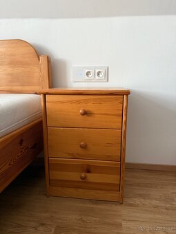 Masivní borovicová postel 180x210cm + matrace + noční stolky - 8
