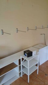 Zkušební kabinka, Vybavení prodejny - 8