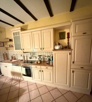 Krémová venkovská kuchyně s vestavěnými spotřebiči,5654 - 8