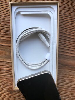 Apple iPhone 15 Pro 512GB - bíle titanový - 8