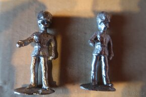 cínoví vojáčci a další figurky - 8