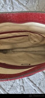 Vínová  kabelka Guess - 8