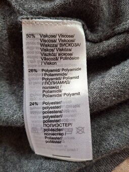 Slabší úpletové šaty s výšivkou - 8