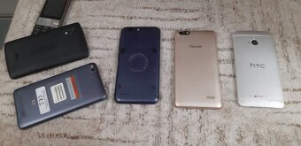 Prodám starší telefony funkční s nabíječkama - 8