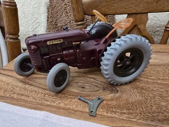 KRASNY BAKELIT TRAKTOR ZETOR 25 KLIČEK S KRABICÍ - 8