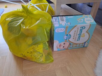 Mix oblečení na holčičku a plenky Pampers - 8