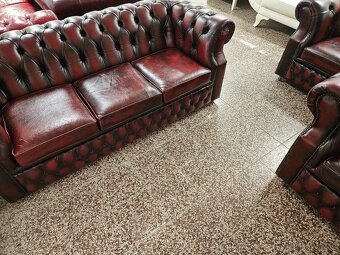 CHESTERFIELD ŠTÝL,BORDOVO-ČIERNA SEDAČKA KOŽENÁ NA KOLEČKÁCH - 8