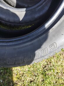 Prodám pneu 235/60 r18 - 8