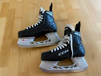 Boty Mustang a Crocs, brusle CCM - 8