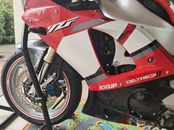 Yamaha R1 - 8